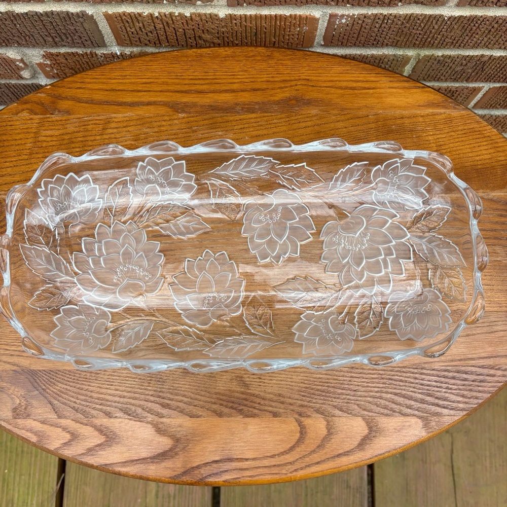 VTG Studios Crystal Clear Chrysanthemum Frosted Floral 15" × 7" Oblong Platter